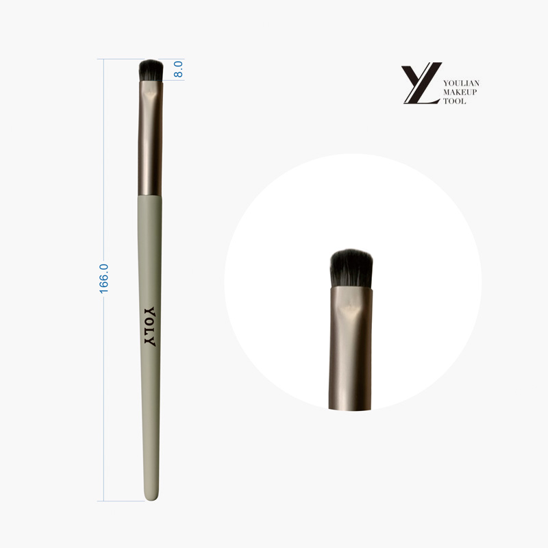 Hur ska jag rengöra min eyelinerborste efter användning?